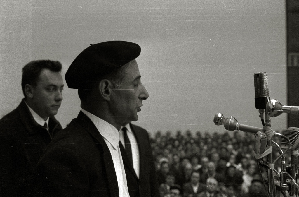Campeonato_de_bertsolaris_celebrado_en_el_frontón_Anoeta_(4_de_17)_-_Fondo_Marín-Kutxa_Fototeka Campeonato_de_bertsolaris_celebrado_en_el_frontón_Anoeta_(4_de_17)_-_Fondo_Marín-Kutxa_Fototeka