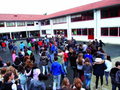 <i class="fa-regular fa-paper-plane"></i> B2 – Herriaren eta kolegioaren aurkeztea