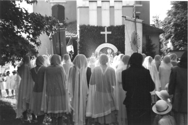 Filles de Marie devant chez Beyrines- date inconnue Filles de Marie devant chez Beyrines- date inconnue