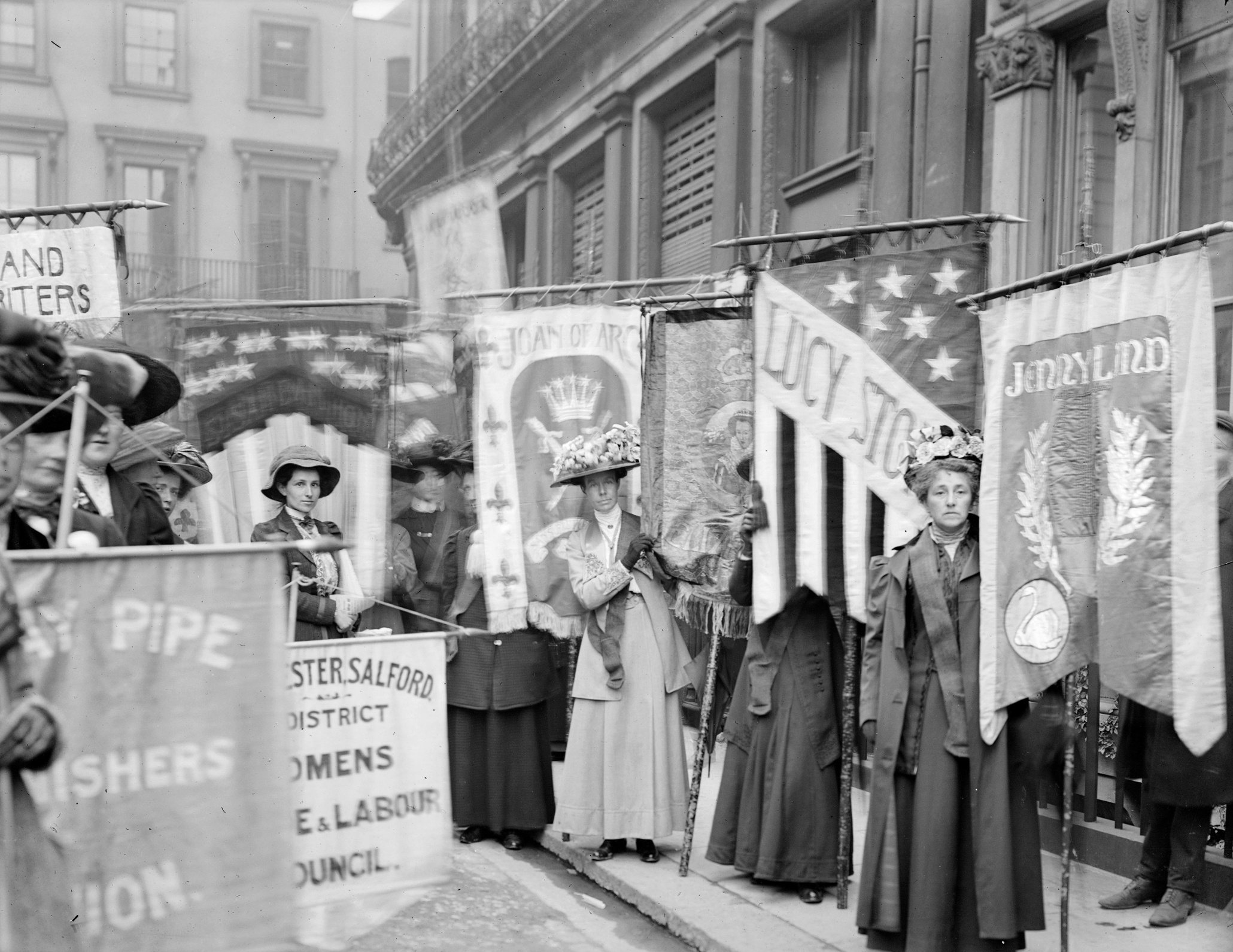 Suffragettes_taking_part_in_a_pageant_by_the_National_Union_of_Women’s_Suffrage_Societies,_June_1908 Suffragettes_taking_part_in_a_pageant_by_the_National_Union_of_Women’s_Suffrage_Societies,_June_1908