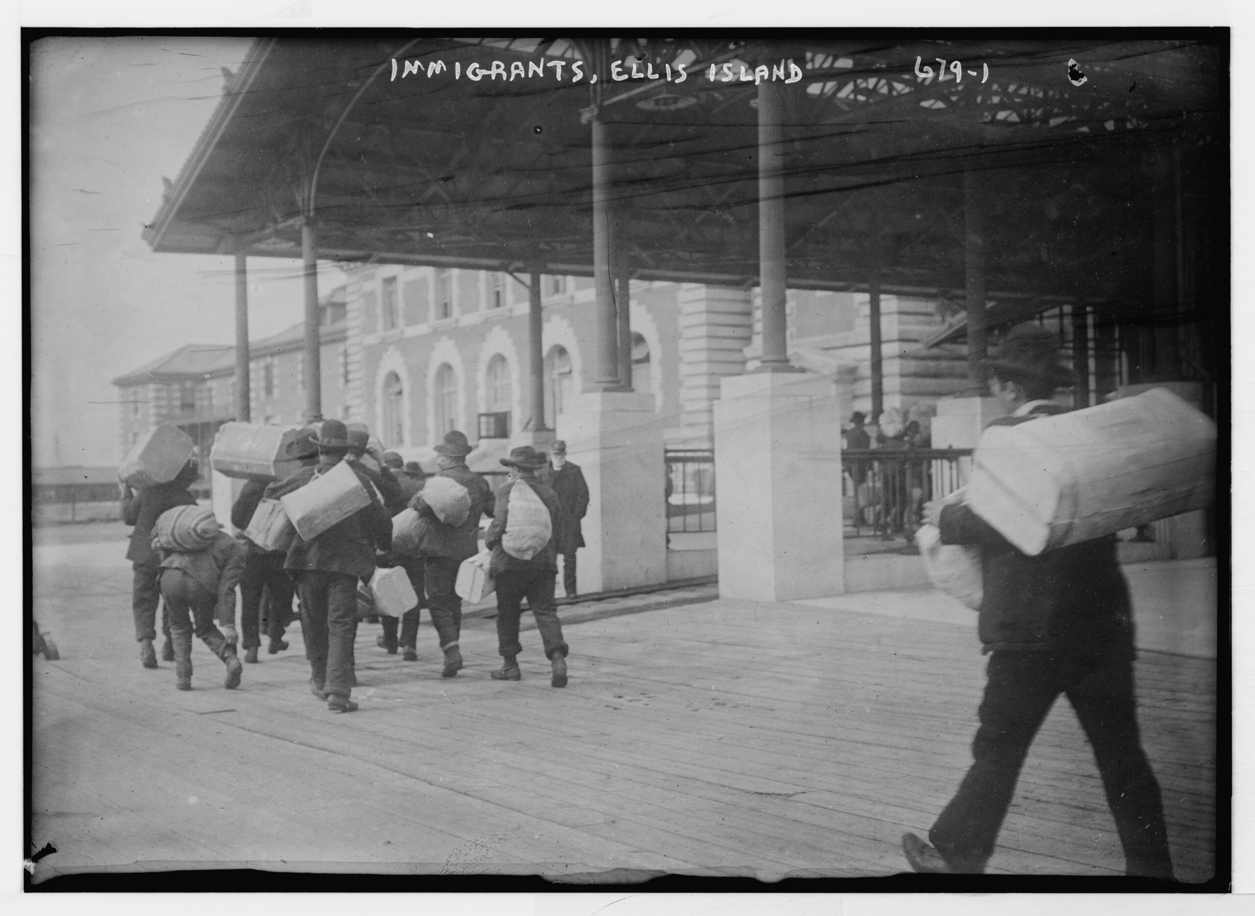 Immigrants_carrying_luggage,_Ellis_Island,_New_York_LCCN2014683247(1) Immigrants_carrying_luggage,_Ellis_Island,_New_York_LCCN2014683247(1)