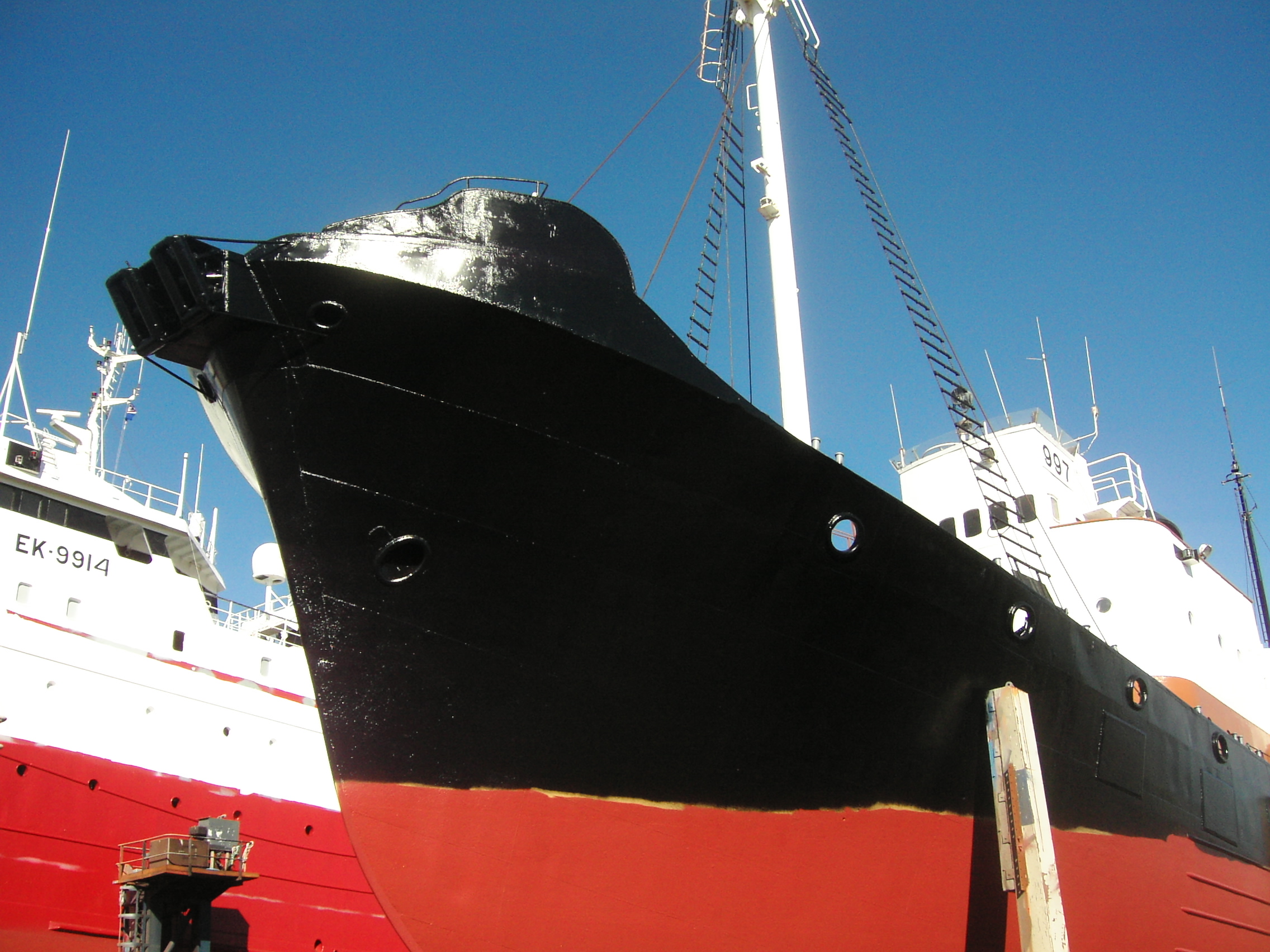September_2006,_Hvalur_whaling_ships_in_Reykjavik_port_11 September_2006,_Hvalur_whaling_ships_in_Reykjavik_port_11