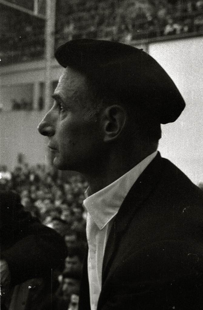 Campeonato_de_bertsolaris_celebrado_en_el_frontón_Anoeta_(13_de_17)_-_Fondo_Marín-Kutxa_Fototeka Campeonato_de_bertsolaris_celebrado_en_el_frontón_Anoeta_(13_de_17)_-_Fondo_Marín-Kutxa_Fototeka